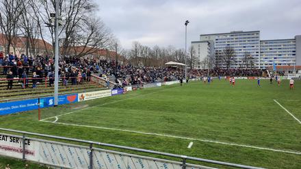 Zum Oberliga-Spitzenspiel zwischen Lichtenberg 47 und Hertha 03 Zehlendorf war das Hans-Zoschke-Stadion gut gefüllt.