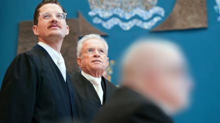 Der Angeklagte (vorne) neben seinen Anwälten