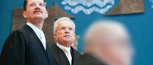 Der Angeklagte (vorne) neben seinen Anwälten