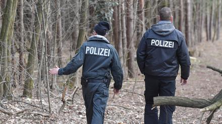 Beamte der Berliner Polizei suchen in Brandenburg bei Storkow in einem Waldstück nach der vermissten Rebecca Reusch. Die damals 15-Jährige gilt immer noch als vermisst.