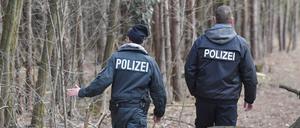 Beamte der Berliner Polizei suchen in Brandenburg bei Storkow in einem Waldstück nach der vermissten Rebecca Reusch. Die damals 15-Jährige gilt immer noch als vermisst.