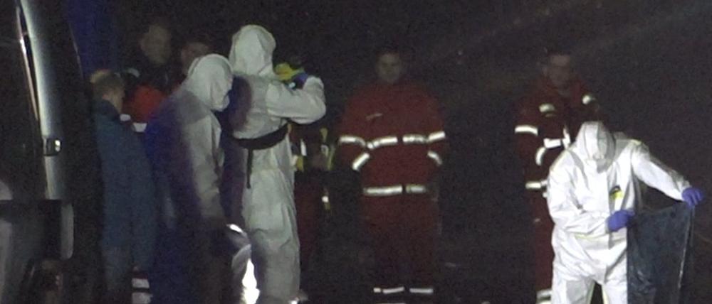 Menschen in Schutzanzügen arbeiten in der Nähe des Fundortes der Leichenteile im Ems-Vechte-Kanal bei Nordhorn.