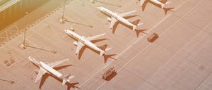 Maschinen von Ryanair und EasyJet parken am BER.