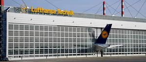 Lufthansa-Maschine in einem Hangar.