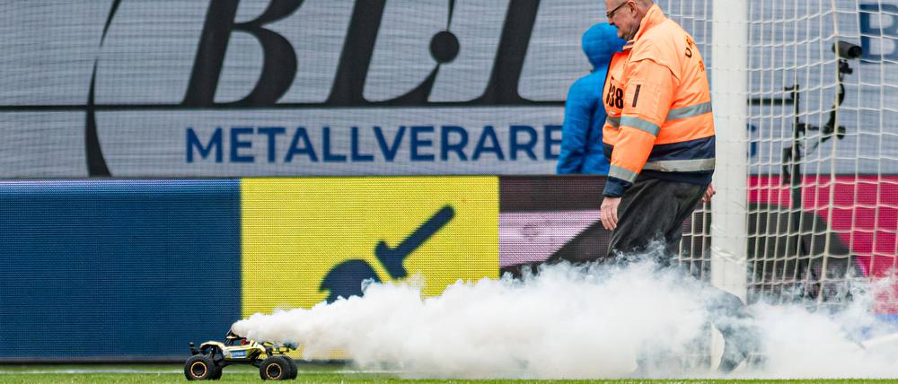 Mittlerweile protestieren die Fans auch mit ferngesteuerten Autos gegen die Pläne der DFL.