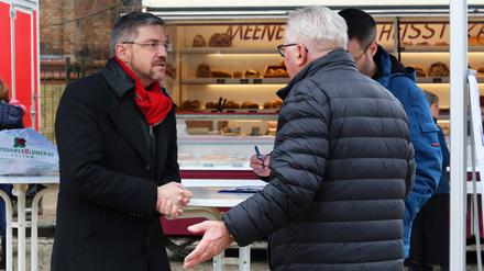 Oberbürgermeister Mike Schubert im Gespräch auf dem Wochenmarkt