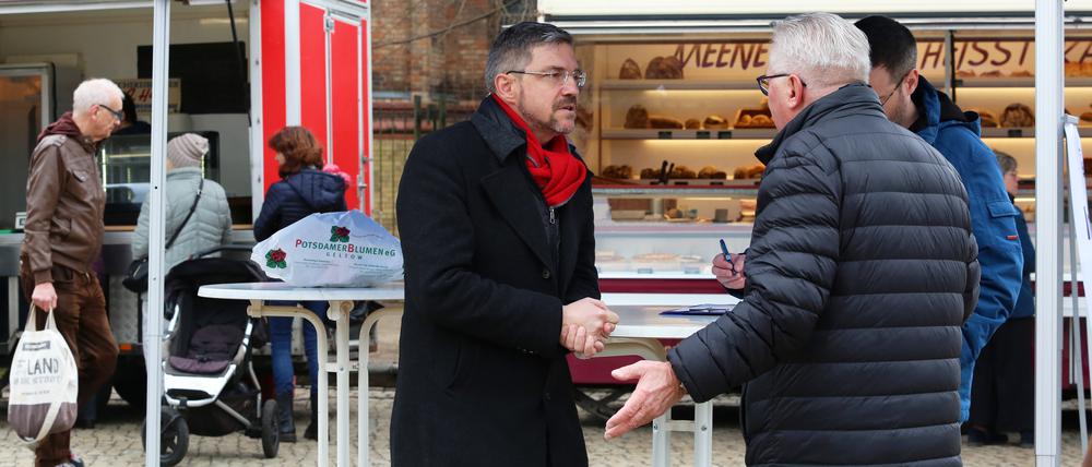 Oberbürgermeister Mike Schubert im Gespräch auf dem Wochenmarkt