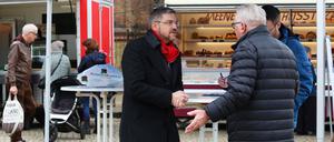 Oberbürgermeister Mike Schubert im Gespräch auf dem Wochenmarkt