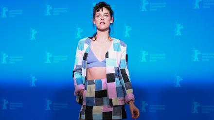 Zurück in Berlin. Nachdem Kristen Stewart im vergangenen Jahr Jury-Präsidentin der Berlinale war, stellt sie diesmal den Thriller „Love Lies Bleeding“ vor.