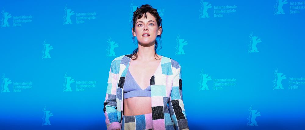 Zurück in Berlin. Nachdem Kristen Stewart im vergangenen Jahr Jury-Präsidentin der Berlinale war, stellt sie diesmal den Thriller „Love Lies Bleeding“ vor.