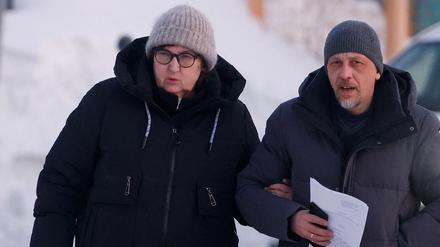 Ljudmila Nawalnaja, die Mutter von Alexej Nawalny, und Rechtsanwalt Wassili Dubkow.