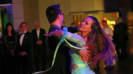 Josefina Rückewoldt und Carsten Schröder, Showtänzer des Tanz­sport­clubs Rot-Gold Potsdam, eröffneten den Tanz. 