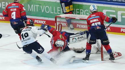 Trotz Flugeinlage: Wojciech Stachowiak überwindet Eisbären-Torwart Jonas Stettmer zum 1:0 für die Gäste.