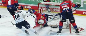 So war das letzte Saison. Wojciech Stachowiak (li.) überwindet Eisbären-Torwart Jonas Stettmer.