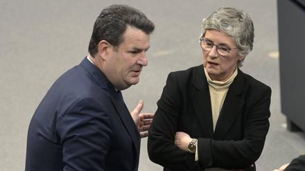 Hubertus Heil und Britta Haßelmann in der 150. Sitzung des Deutschen Bundestages im Reichstagsgebäude, Berlin.