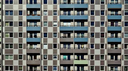 Fassade eines Plattenbaus mit Balkons in Hohenschönhausen, Bezirk Lichtenberg, Berlin