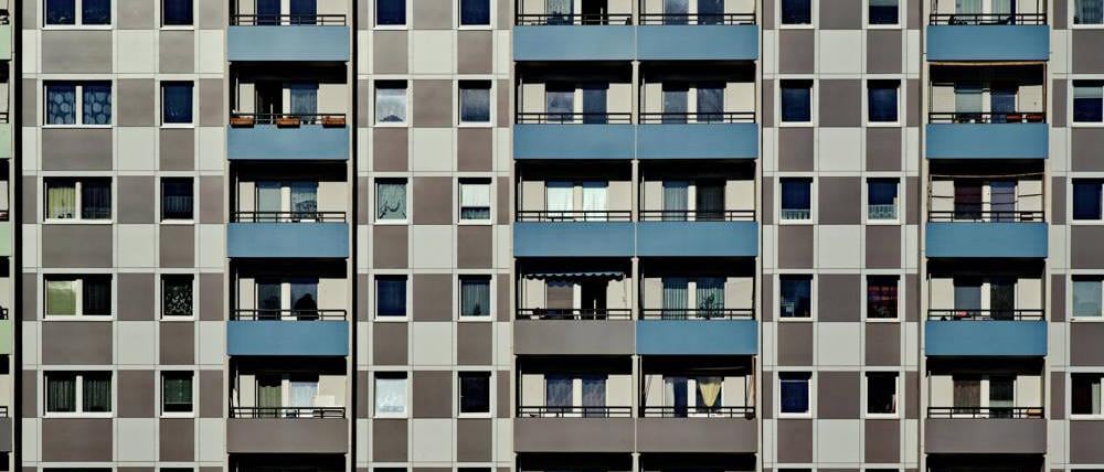 Fassade eines Plattenbaus mit Balkons in Hohenschönhausen, Bezirk Lichtenberg, Berlin