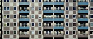Fassade eines Plattenbaus mit Balkons in Hohenschönhausen, Bezirk Lichtenberg, Berlin