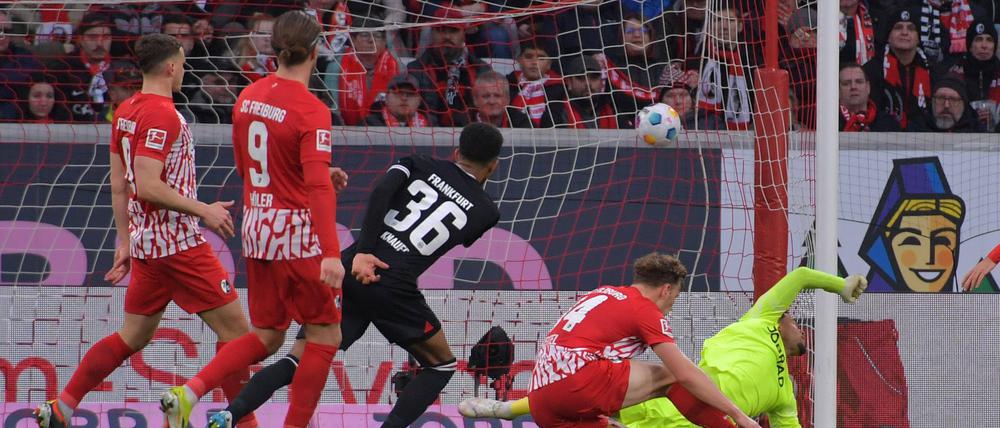 Ansgar Knauff traf doppelt für Frankfurt, doch auch auf sein 3:2 hatten die Freiburger noch eine Antwort.
