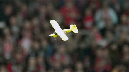 Fans lassen Flugzeuge über das Feld fliegen. 