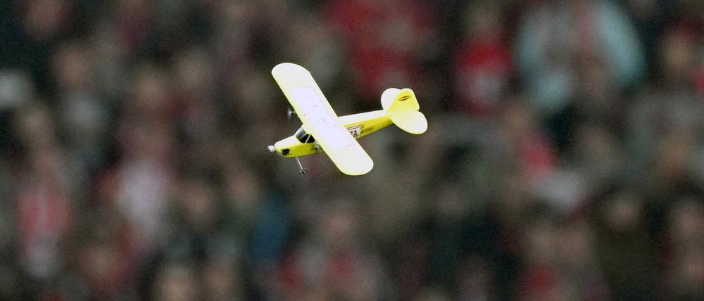 Fans lassen Flugzeuge über das Feld fliegen. 