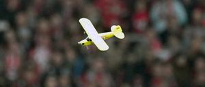 Fans lassen Flugzeuge über das Feld fliegen. 