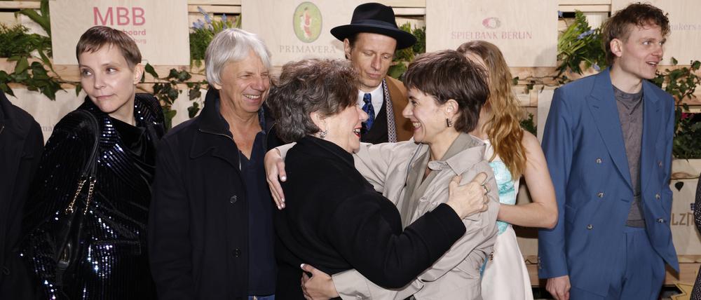 Das Team von Andreas Dresens neustem Film – „In Liebe, Eure Hilde“ – mit Medienboard-Chefin Kirsten Niehuus auf der Berlinale Medienboard-Party im Holzmarkt.