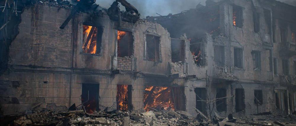 Folgen eines russischen Raketenangriffs auf medizinische Einrichtungen in Dnipro in der Region Dnipropetrowsk im Mai 2023. Vier Menschen wurden getötet und 32 verletzt.