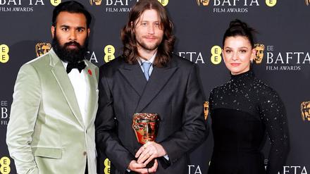 Ludwig Göransson (M), Komponist und Songwriter aus Schweden, steht im Presseraum neben den Preisverleihern Himesh Patel und Marisa Abela nach dem Gewinn des Preises für die Originalmusik für Oppenheimer bei den Bafta Film Awards 2024 in der Royal Festival Hall, Southbank Centre. Die British Academy of Film and Television Arts (BAFTA) ehrt mit diesen internationalen Preisen Leistungen in den Kategorien Spiel- und Kurzfilm. 