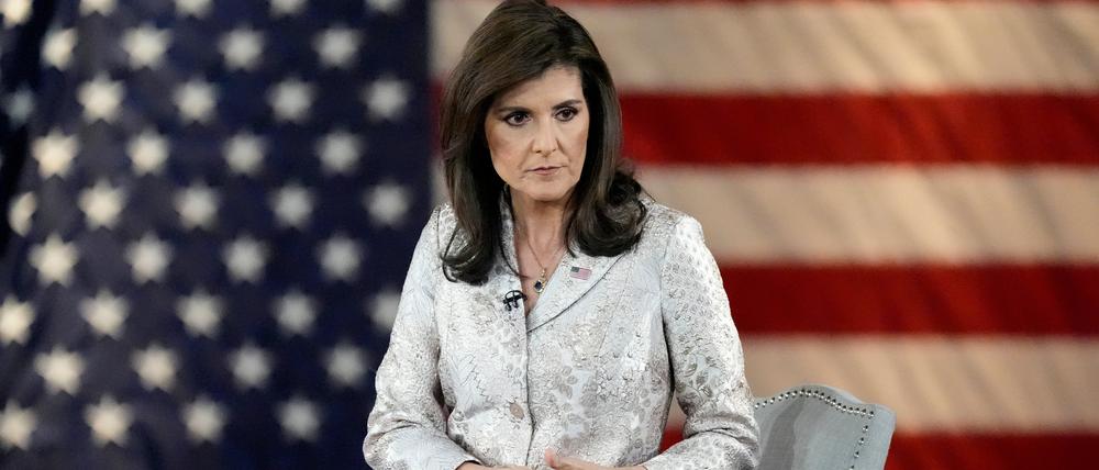 Die republikanische Präsidentschaftskandidatin und ehemalige UN-Botschafterin Nikki Haley hört während einer Fox News Channel Town Hall.