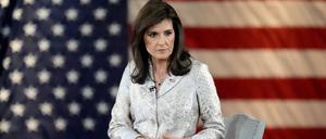 Die republikanische Präsidentschaftskandidatin und ehemalige UN-Botschafterin Nikki Haley hört während einer Fox News Channel Town Hall. 