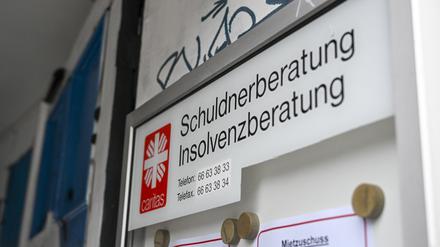 Rund 13.600 Menschen sind im vergangenen Jahr wegen Überschuldung in den 22 anerkannten Beratungsstellen in Berlin unterstützt worden. 
