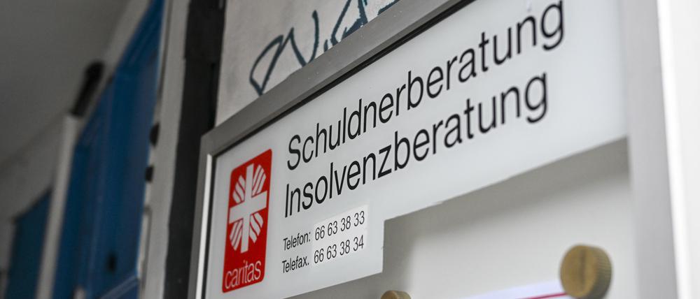 Rund 13.600 Menschen sind im vergangenen Jahr wegen Überschuldung in den 22 anerkannten Beratungsstellen in Berlin unterstützt worden. 