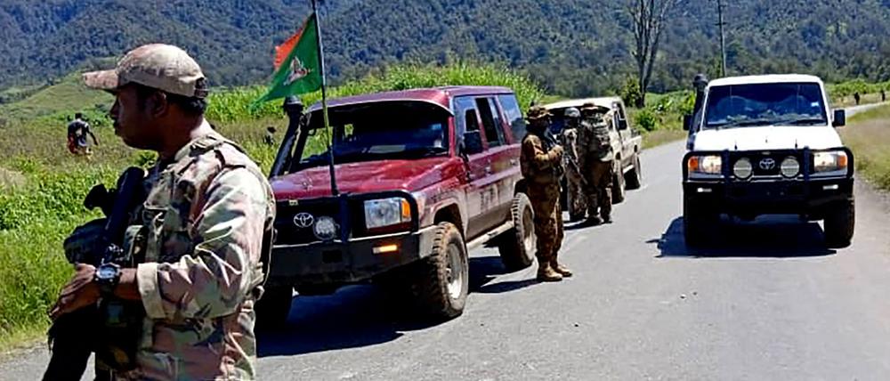 Dieses von der Royal Papua New Guinea Constabulary am 19. Februar 2024 veröffentlichte Bild zeigt Beamte bei einer Patrouille in der Nähe der Stadt Wabag, 600 Kilometer nordwestlich der Hauptstadt Port Moresby.
