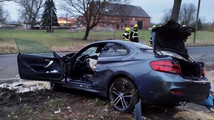 18.02.2024, Brandenburg, Kremmen: Ein Auto steht nach einem Unfall schwer beschädigt an einem Baum an einer Landstraße.  Eine 95 Jahre alte Frau ist am Sonntagnachmittag bei dem Autounfall nahe Kremmen (Landkreis Oberhavel) ums Leben gekommen. Das Auto, in dem sie als Beifahrerin unterwegs gewesen war, prallte gegen einen Baum, wie die Polizei am Abend mitteilte. Foto: Christian Pörschmann/-/ +++ dpa-Bildfunk +++