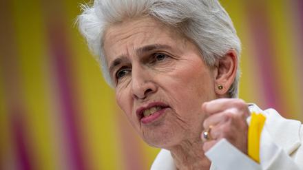 Marie-Agnes Strack-Zimmermann (FDP) ballt die Faust bei einer Rede. 