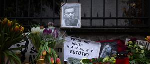 Symbolfigur der russischen Opposition. Gedenken an Alexej Nawalny vor dem Russischen Konsulat in Frankfurt am Main