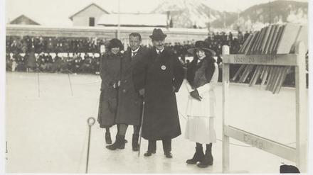 Thomas Mann (mit Stock) 1921 auf dem Eisfest in Davos. 