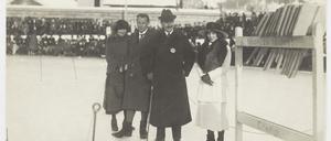 Thomas Mann (mit Stock) 1921 auf dem Eisfest in Davos. 