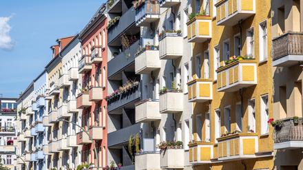 Mehrfarbige alte Mietshäuser in Berlin.