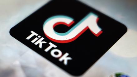 Die Europäische Kommission eröffnet ein Verfahren gegen die Online-Plattform TikTok. Es soll geprüft werden, ob TikTok genug gegen die Verbreitung illegaler Inhalte unternimmt und etwa beim Jugendschutz gegen EU-Regeln verstoßen hat, wie die EU-Kommission am Montag mitteilte. 