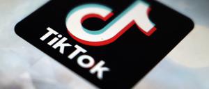Die Europäische Kommission eröffnet ein Verfahren gegen die Online-Plattform TikTok. Es soll geprüft werden, ob TikTok genug gegen die Verbreitung illegaler Inhalte unternimmt und etwa beim Jugendschutz gegen EU-Regeln verstoßen hat, wie die EU-Kommission am Montag mitteilte. 