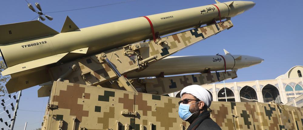 Der Iran rüstet ungehindert auf, auch sein Nuklearprogramm scheint sehr weit fortgeschritten.