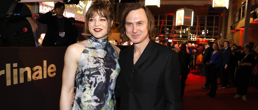 Thea Ehre und Lars Eidinger beim NRW-Empfang. Eidinger musste schnell weiter, die After-Premieren-Party seines Films „Sterben“ fand am Sonntag ebenfalls statt.