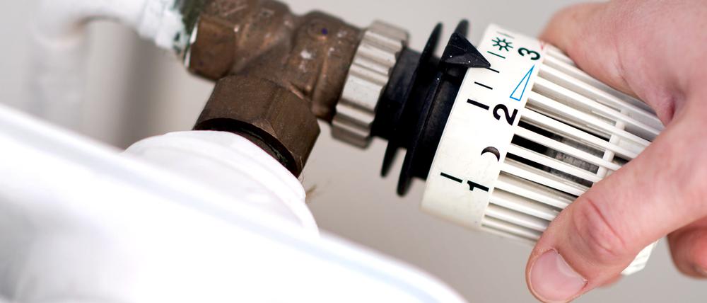 ARCHIV - 07.03.2019, Niedersachsen, Hannover: Eine Frau dreht am Thermostat einer Heizung. In Hessen sind fast 35 000 Anträge von Privathaushalten für Heizkosten-Härtefallhilfen eingegangen. (zu dpa: «Fast 35 000 Haushalte beantragten Härtefallhilfen») Foto: Hauke-Christian Dittrich/dpa +++ dpa-Bildfunk +++
