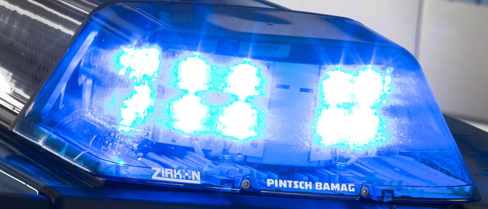 ARCHIV - 27.07.2015, NA, ---: Ein Blaulicht leuchtet während eines Einsatzes auf dem Dach eines Polizeiwagens. (zu dpa: «37-Jähriger in Duisburg niedergeschossen») Foto: Friso Gentsch/dpa +++ dpa-Bildfunk +++