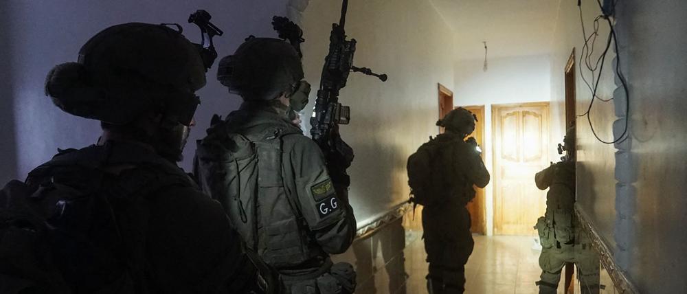 Israelische Soldaten in einem Haus in Chan Yunis.