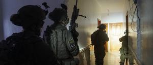 Israelische Soldaten in einem Haus in Chan Yunis.