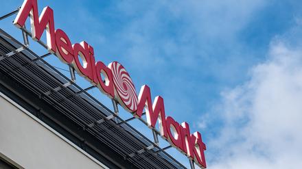 Ein Schild mit dem Schriftzug von Media Markt.  