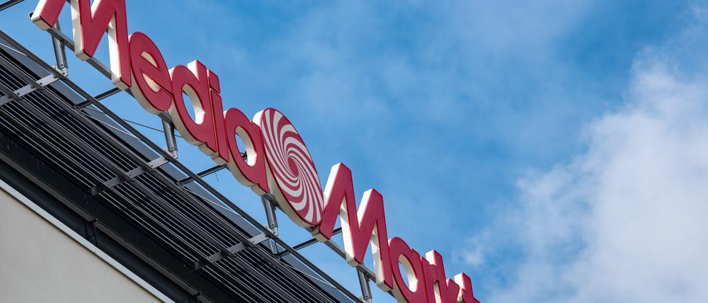 Ein Schild mit dem Schriftzug von Media Markt.  